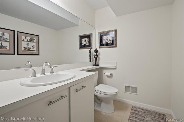 969 Bloomfield Woods, Bloomfield Hills, MI 48304