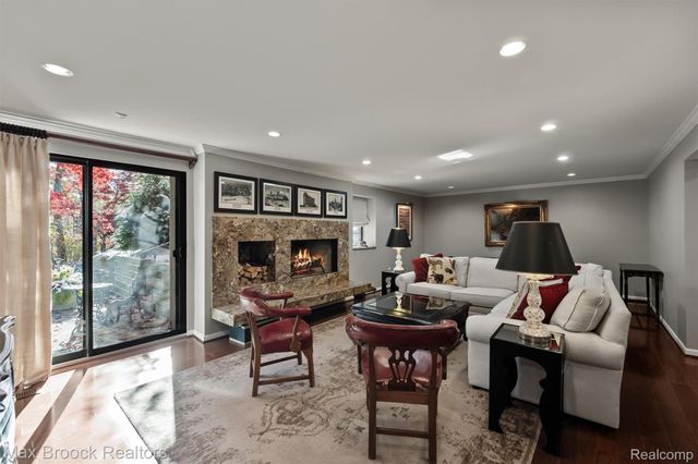 969 Bloomfield Woods, Bloomfield Hills, MI 48304