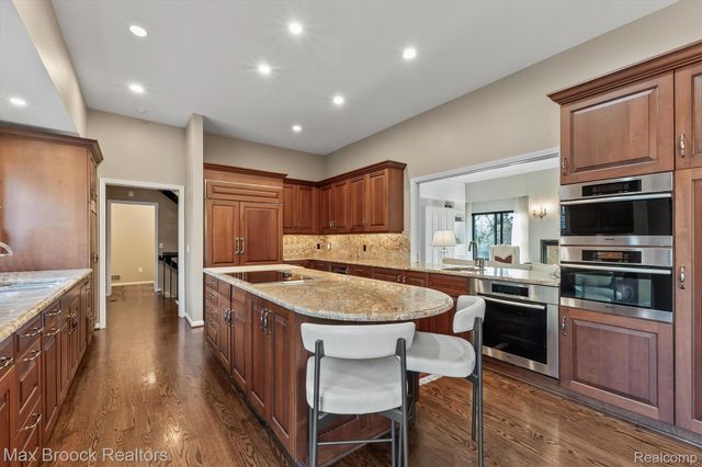 969 Bloomfield Woods, Bloomfield Hills, MI 48304