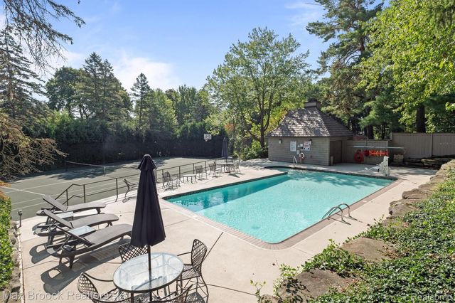 969 Bloomfield Woods, Bloomfield Hills, MI 48304