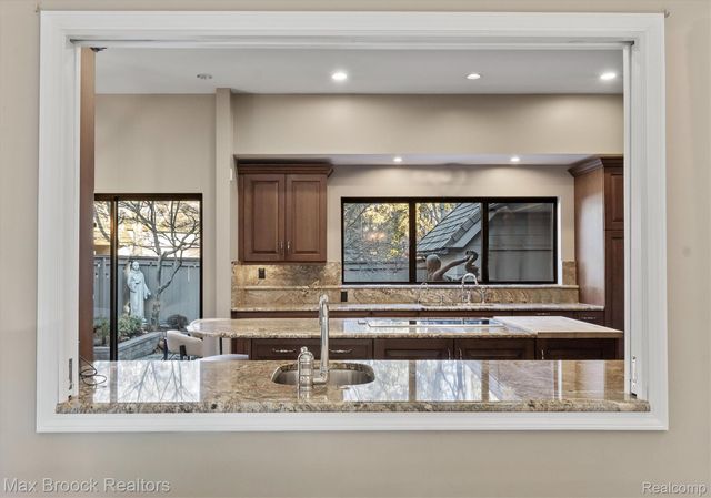 969 Bloomfield Woods, Bloomfield Hills, MI 48304