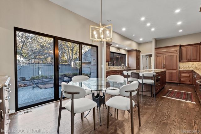 969 Bloomfield Woods, Bloomfield Hills, MI 48304