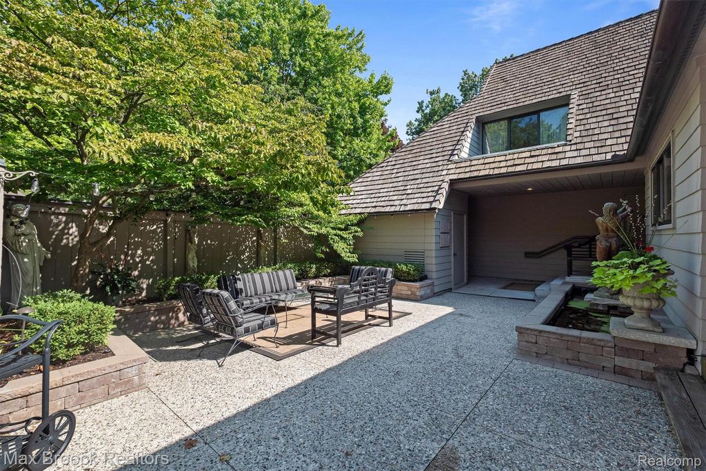 969 Bloomfield Woods, Bloomfield Hills, MI 48304