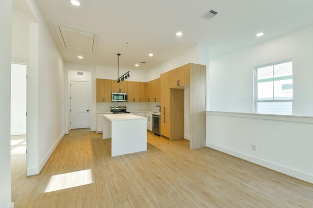 162 Wallace St Unit B, Houston, TX 77022