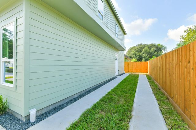 162 Wallace St Unit B, Houston, TX 77022