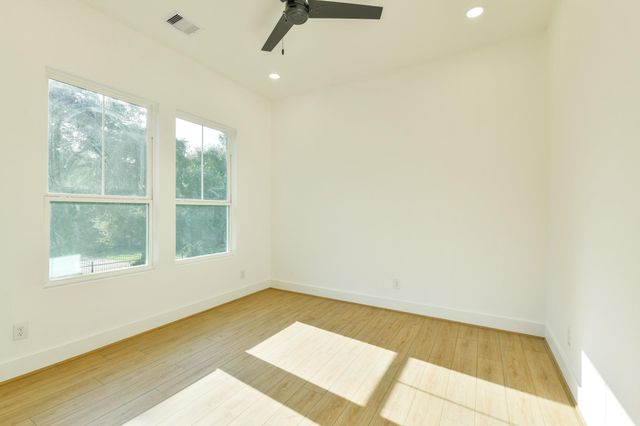 162 Wallace St Unit B, Houston, TX 77022