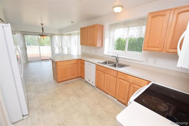 8032 Lark Lane, Grand Blanc, MI 48439