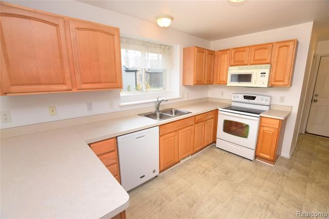 8032 Lark Lane, Grand Blanc, MI 48439