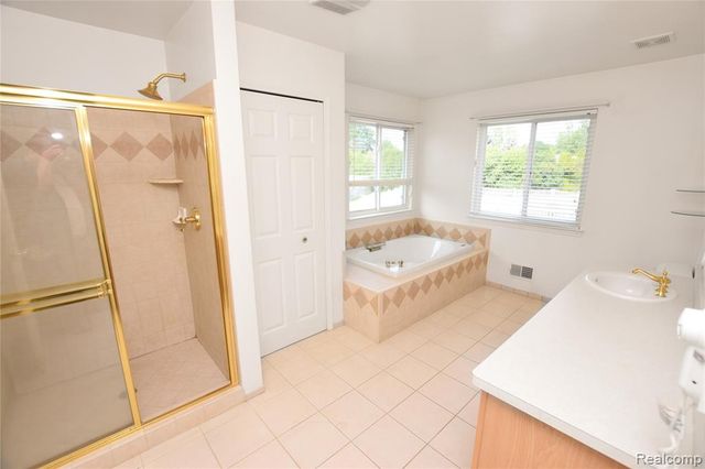 8032 Lark Lane, Grand Blanc, MI 48439