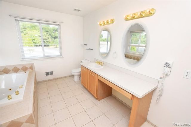 8032 Lark Lane, Grand Blanc, MI 48439