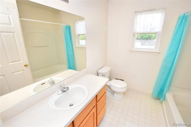 8032 Lark Lane, Grand Blanc, MI 48439