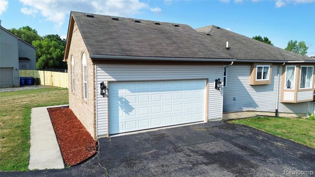 8032 Lark Lane, Grand Blanc, MI 48439