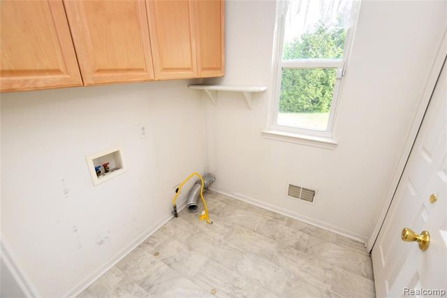 8032 Lark Lane, Grand Blanc, MI 48439