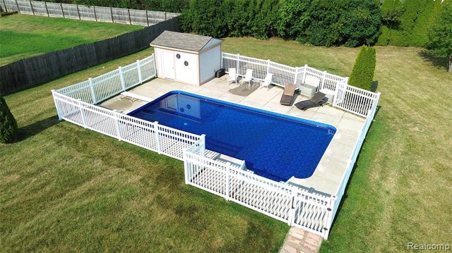 8032 Lark Lane, Grand Blanc, MI 48439