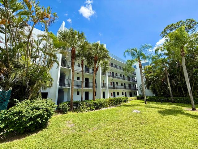 4760 Lucerne Lakes Boulevard W 105, Lake Worth, FL 33467