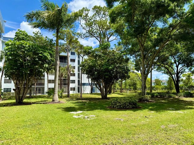 4760 Lucerne Lakes Boulevard W 105, Lake Worth, FL 33467