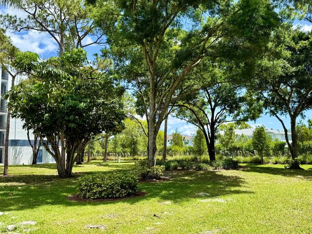 4760 Lucerne Lakes Boulevard W 105, Lake Worth, FL 33467