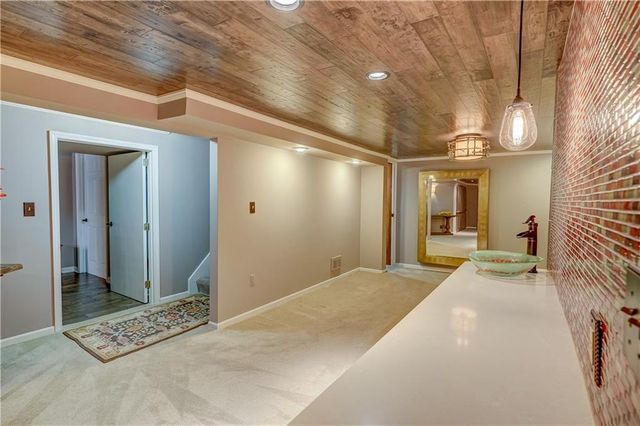204 Chippewa Lane, Lake Winnebago, MO 64034