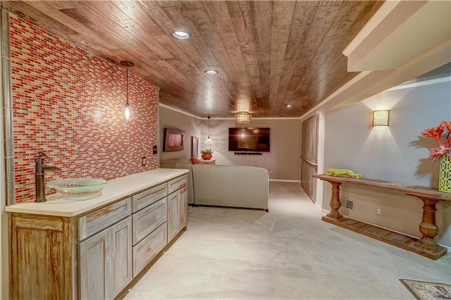 204 Chippewa Lane, Lake Winnebago, MO 64034