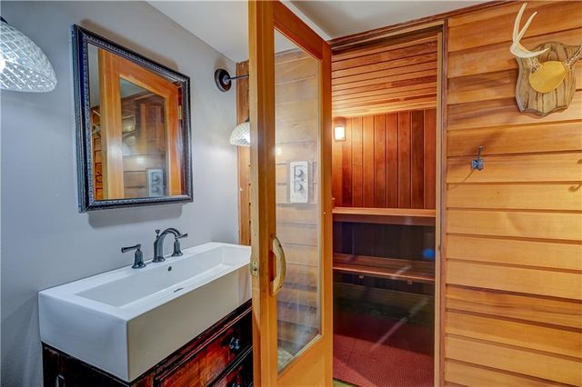 204 Chippewa Lane, Lake Winnebago, MO 64034