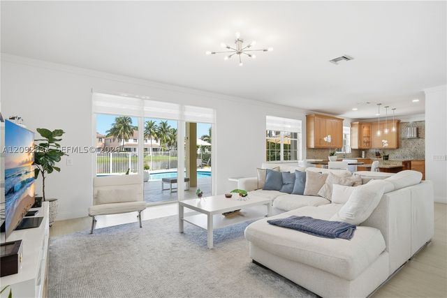 1612 Blue Jay Cir, Weston, FL 33327