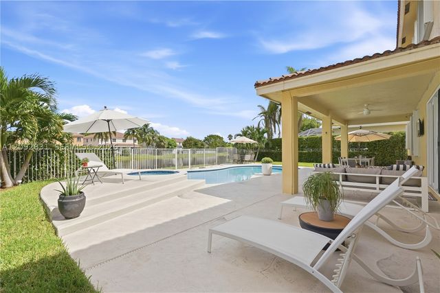 1612 Blue Jay Cir, Weston, FL 33327