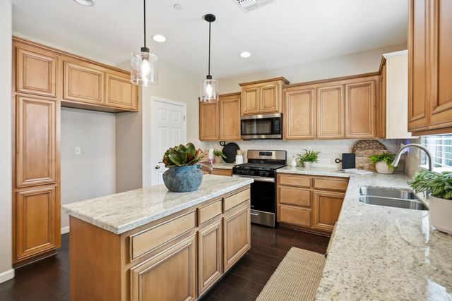 2240 Ranch View Dr, Rocklin, CA 95765