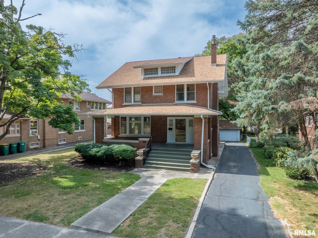 1030 N CEDAR Street, Galesburg, IL 61401