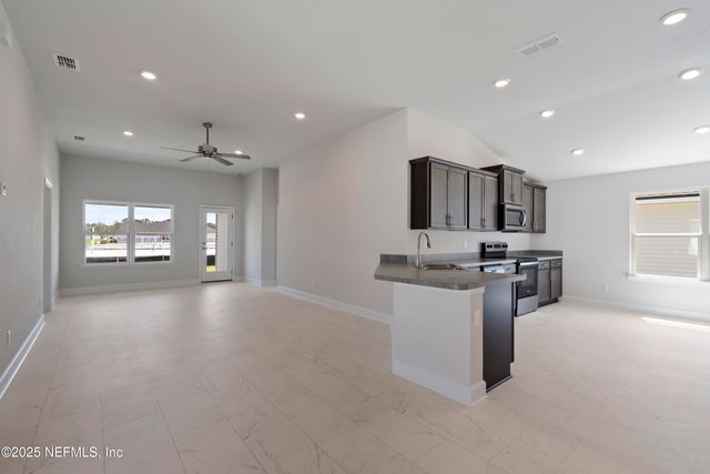 8387 HELMSLEY Boulevard, Jacksonville, FL 32219