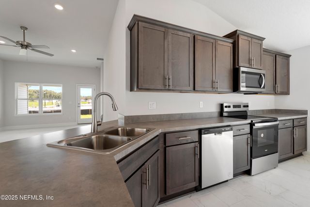 8387 HELMSLEY Boulevard, Jacksonville, FL 32219