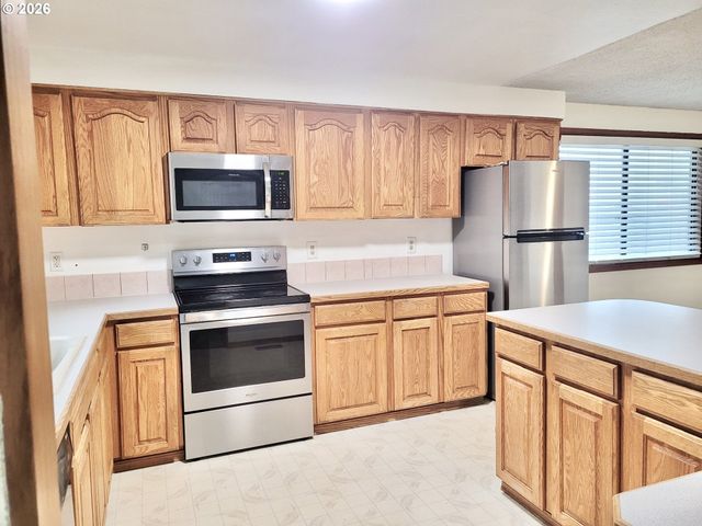 2715 Sw 31ST St, Gresham, OR 97080