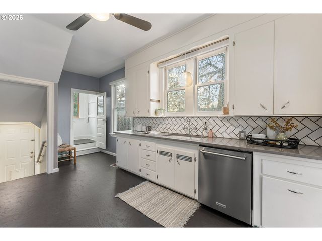 2624 Se KELLY St, Portland, OR 97202