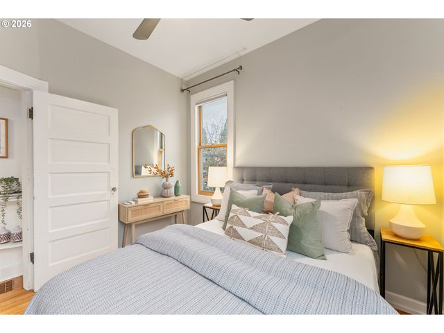 2624 Se KELLY St, Portland, OR 97202