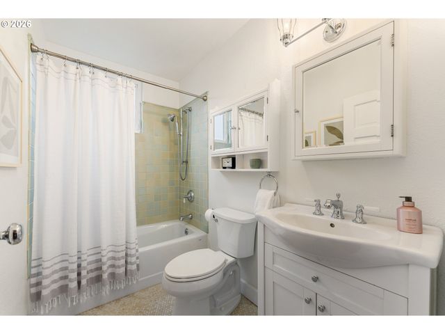 2624 Se KELLY St, Portland, OR 97202