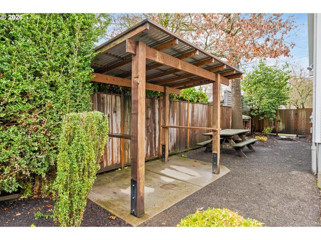 2624 Se KELLY St, Portland, OR 97202