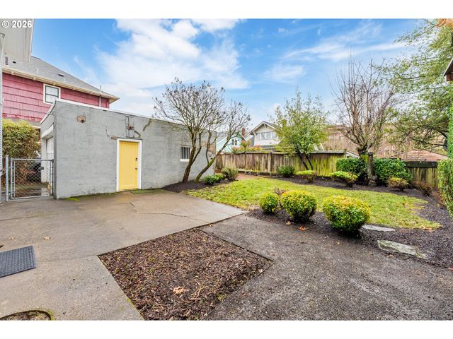 2624 Se KELLY St, Portland, OR 97202