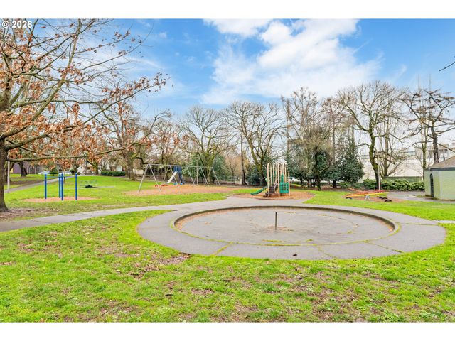 2624 Se KELLY St, Portland, OR 97202