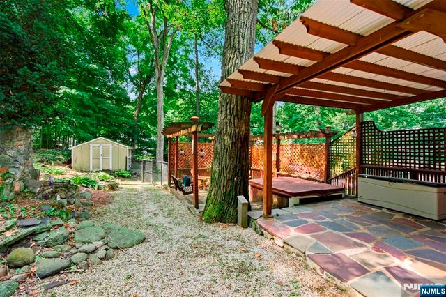 24 Hillside Road, Ringwood, NJ 07456