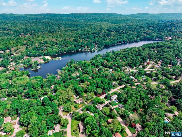 24 Hillside Road, Ringwood, NJ 07456