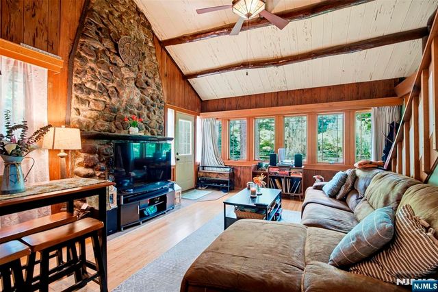 24 Hillside Road, Ringwood, NJ 07456