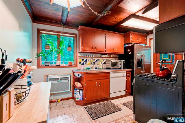 24 Hillside Road, Ringwood, NJ 07456