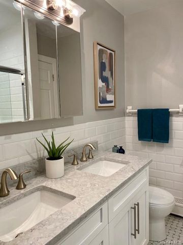 1525 August Road 1525, North Babylon, NY 11703