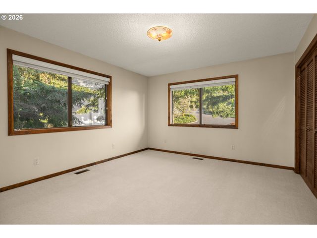 2369 PALISADES CREST Dr, Lake Oswego, OR 97034