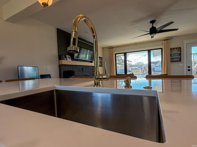 2613 Wolfs Point Drive, Rochester, IN 46975