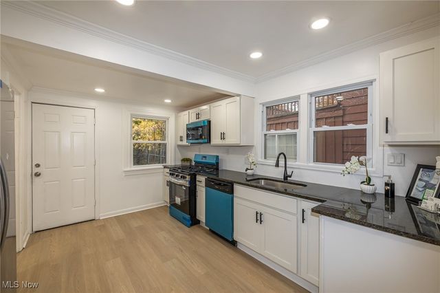 939 Vineshire Road, Cleveland Heights, OH 44121