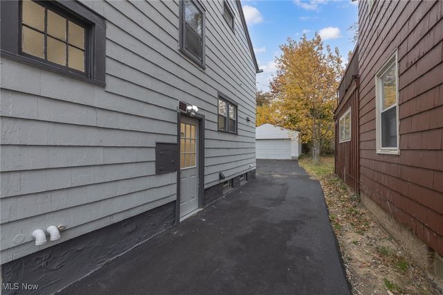 939 Vineshire Road, Cleveland Heights, OH 44121