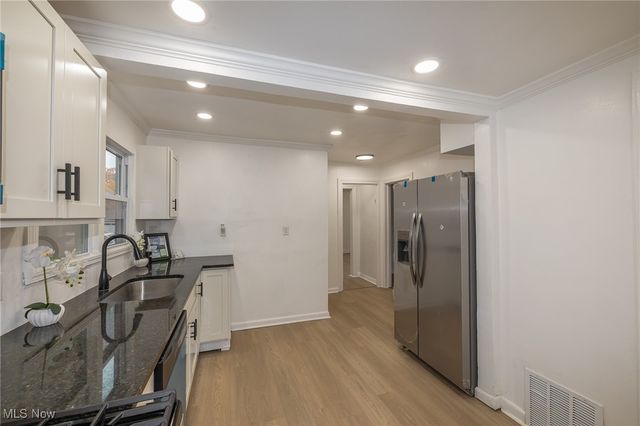 939 Vineshire Road, Cleveland Heights, OH 44121