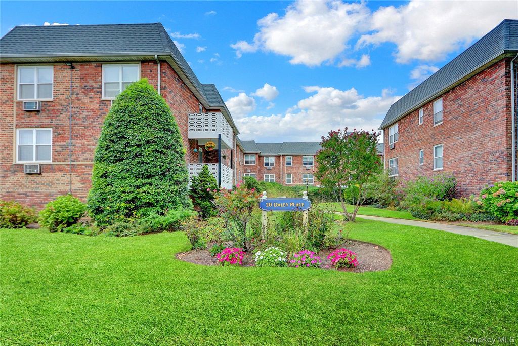 20 Daley Place 104, Lynbrook, NY 11563