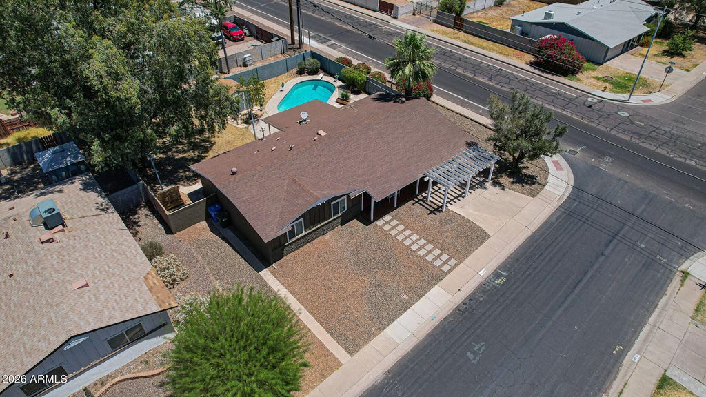 2302 W BERRIDGE Lane, Phoenix, AZ 85015 — photo 5