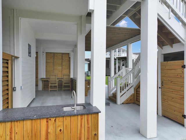 1060 Waterways Drive, Crystal Beach, TX 77650